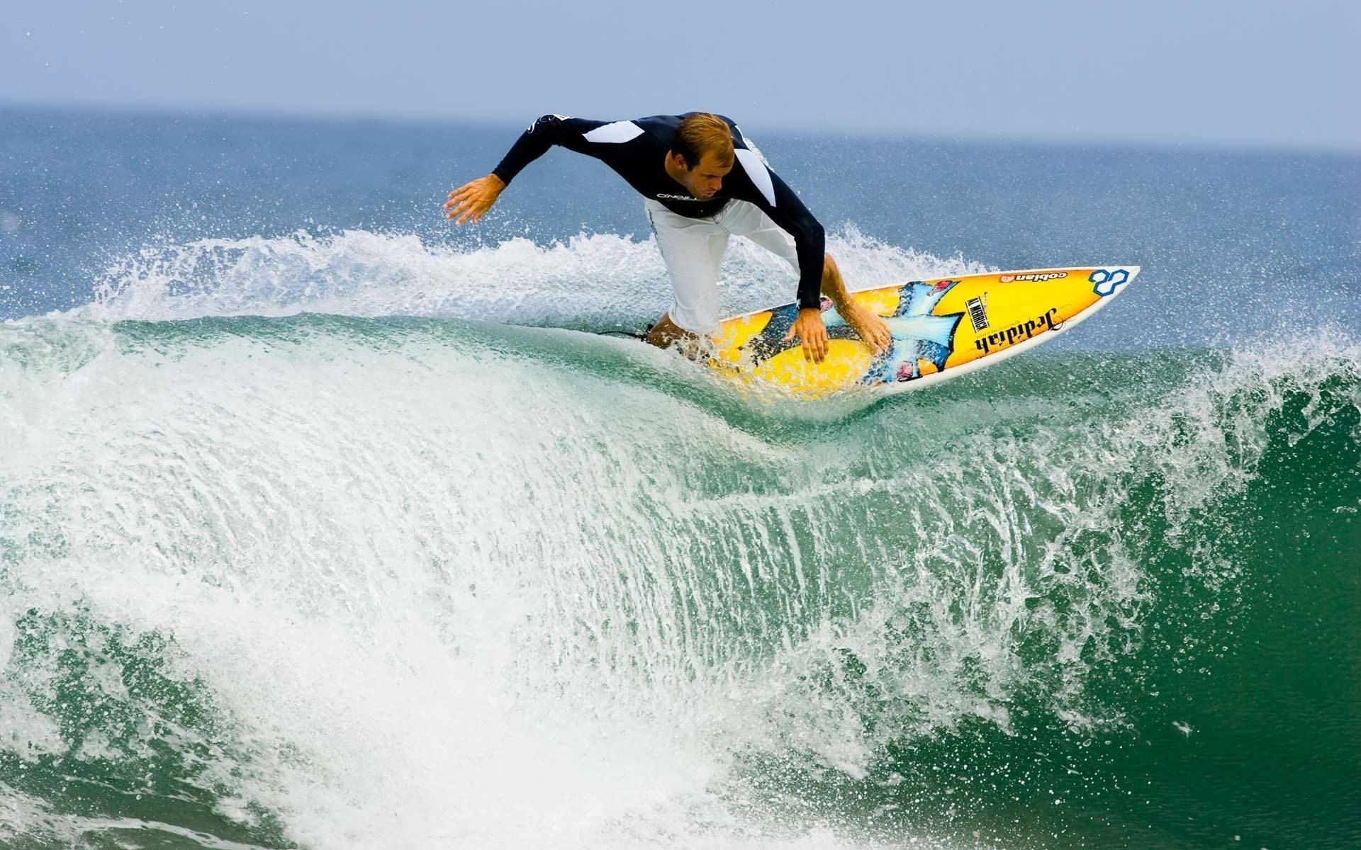 mar profundo atleta tablero mar ola surf surfista salpicaduras océano deportes adrenalina extremo espuma cielo horizonte agua verano mar verano agua hombre niño océano surfing olas