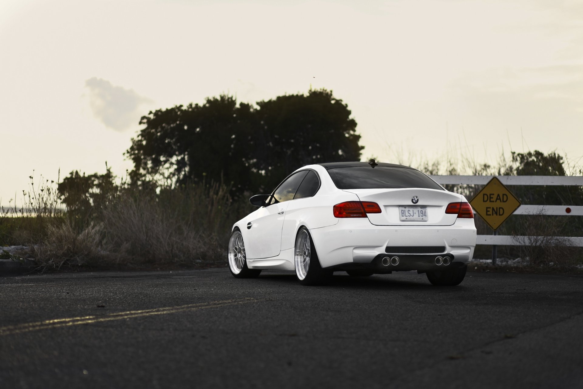 bmw m3 e92 weiß bmw hinten straße sackgasse