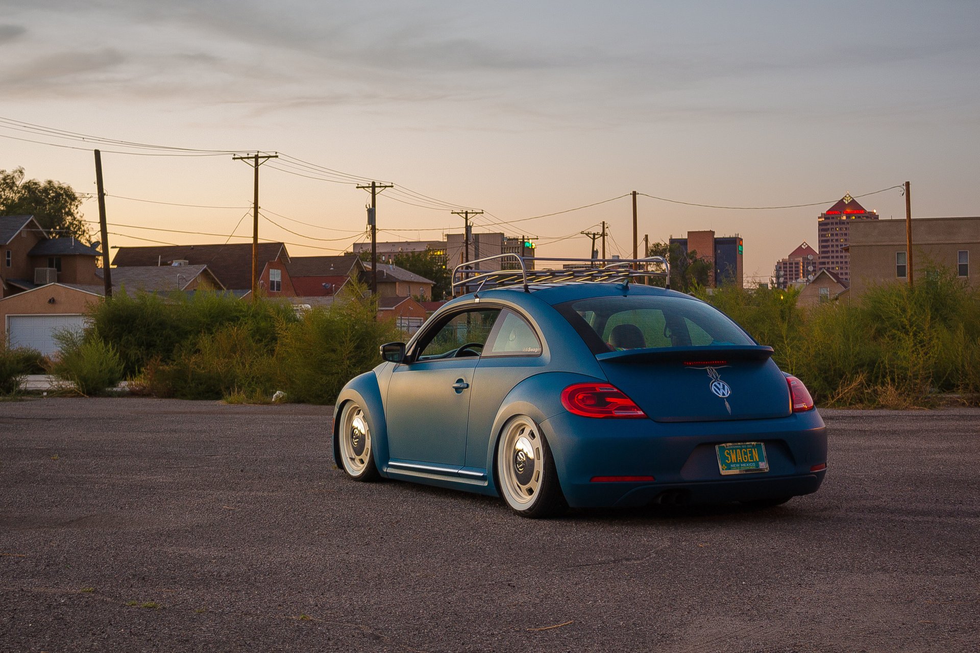 volkswagen new beetle trasero calle líneas eléctricas cielo