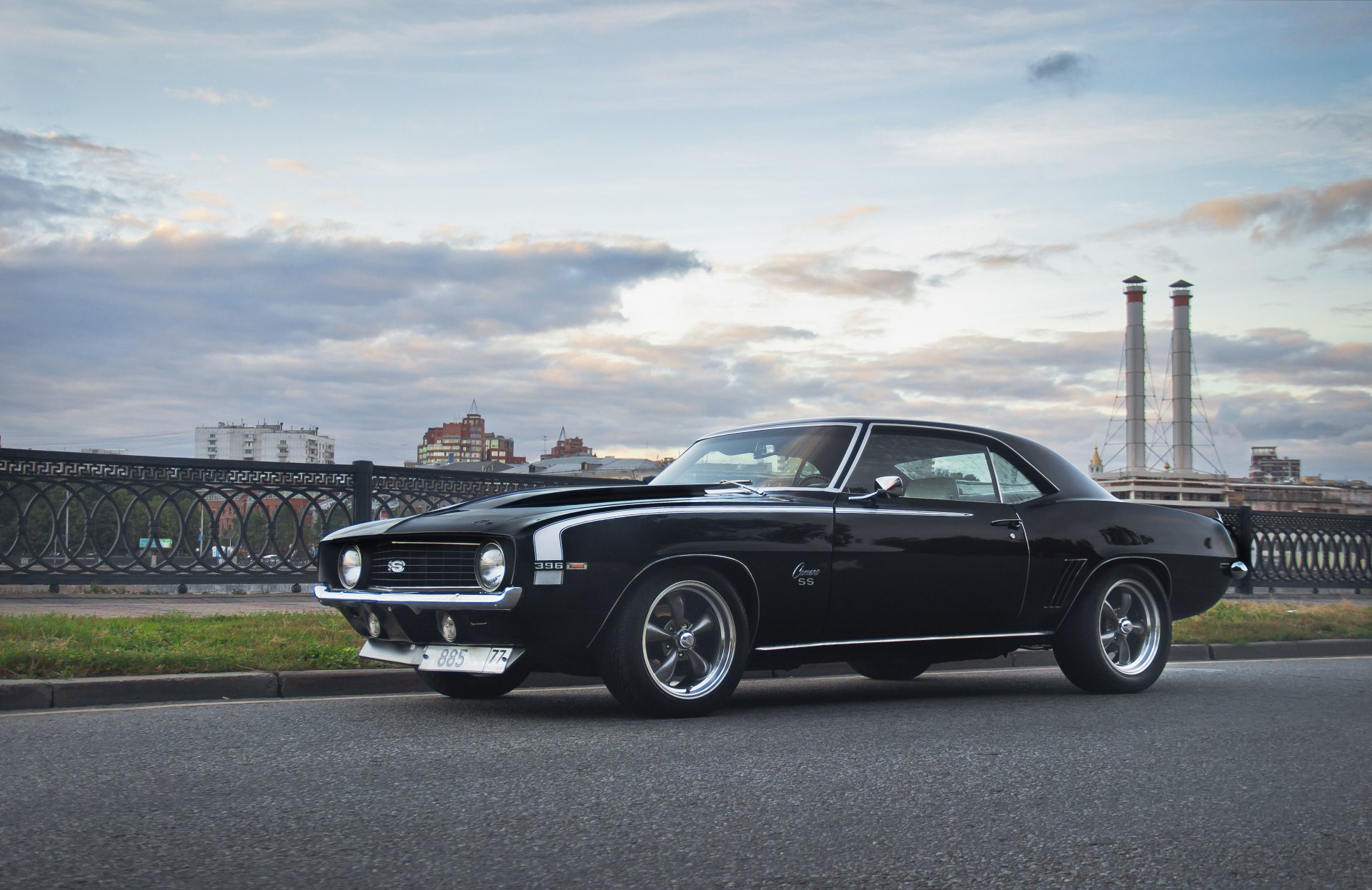 chevrolet camaro ss schwarz räder scheinwerfer straße fabrik industrie rohre wolken himmel