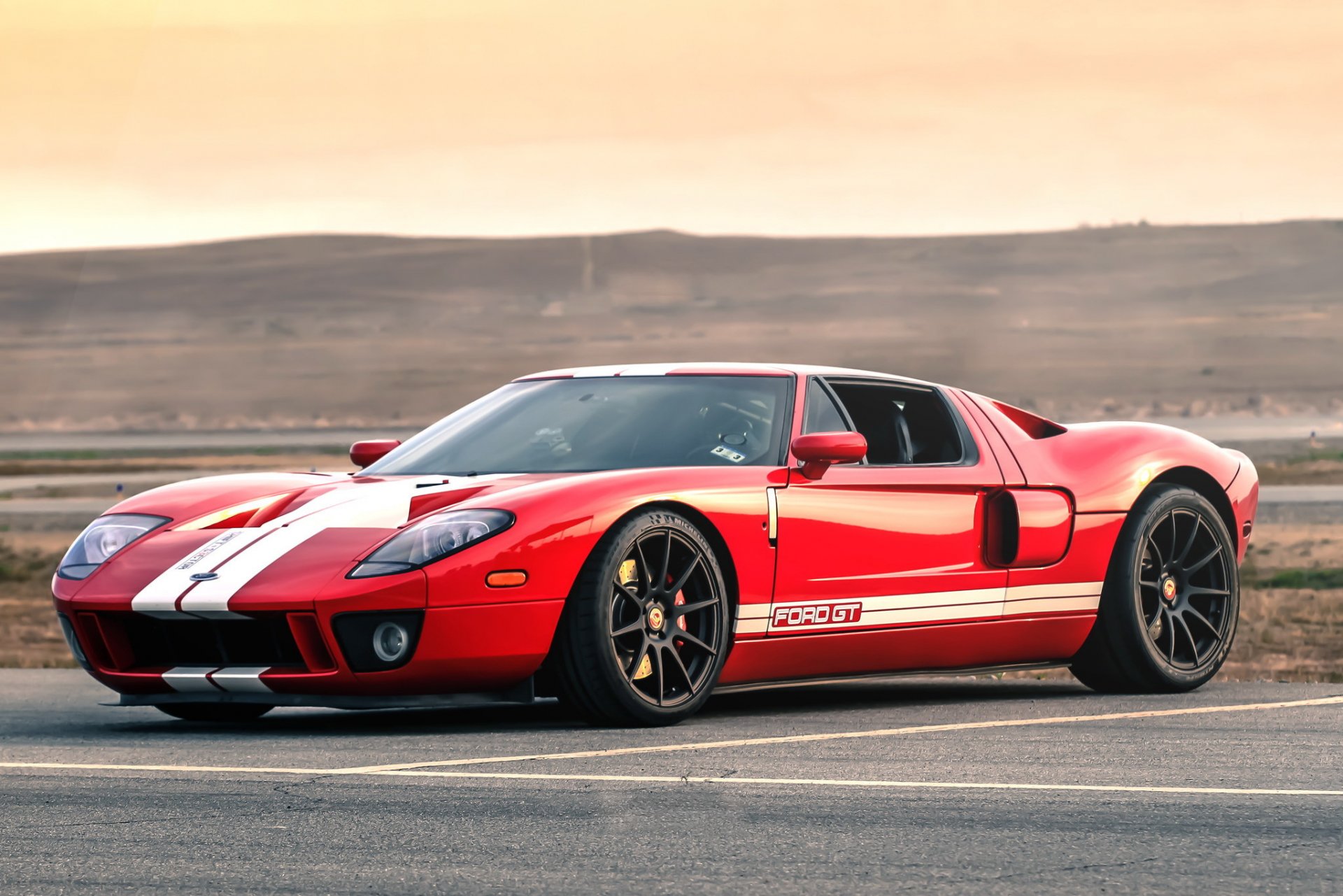 ford gt rosso nero ruote strisce bianche