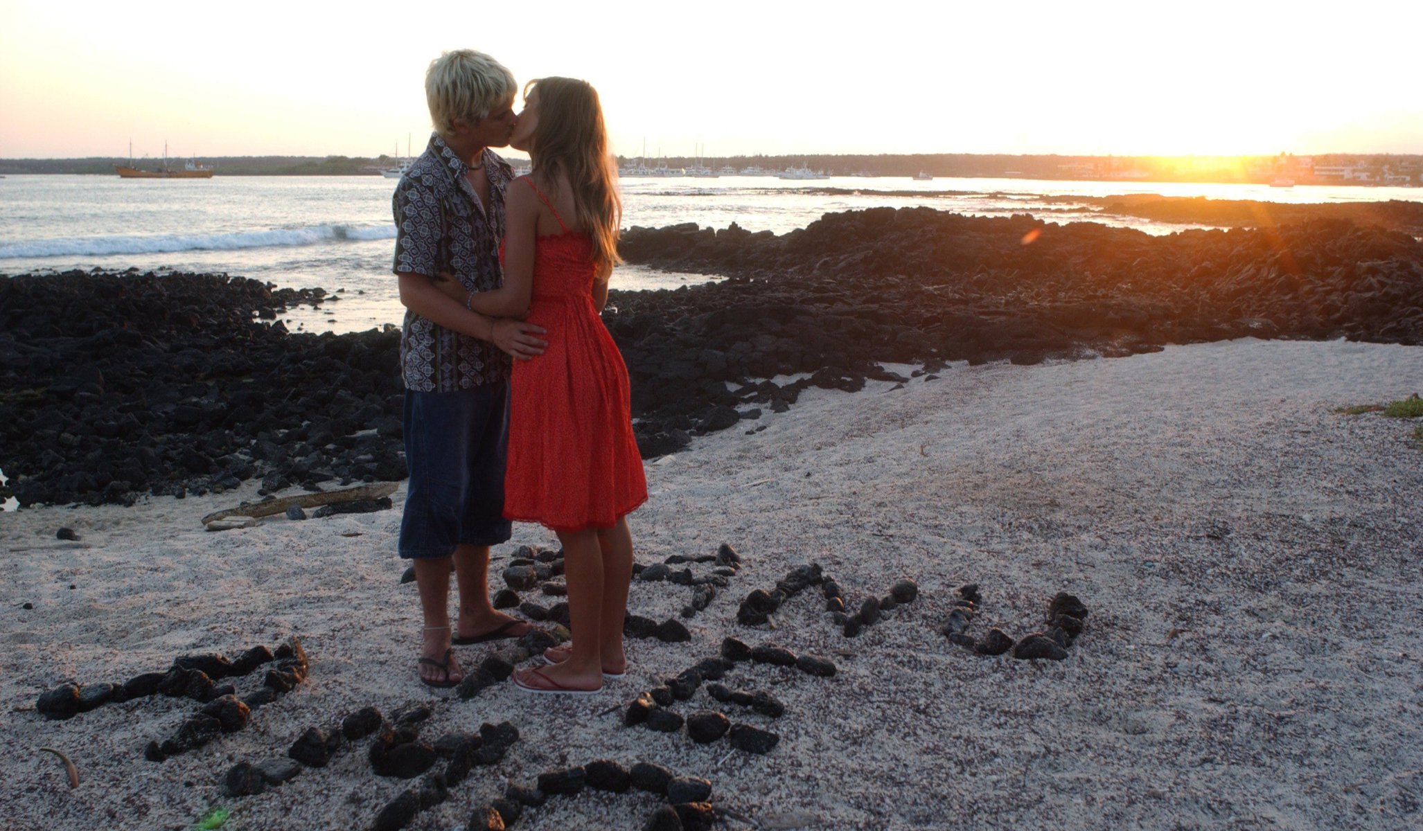 rebellischer weg tv-serie liebe romantik zärtlichkeit kuss meer ufer anerkennung gefühle paar liebhaber sonnenstrahlen kino