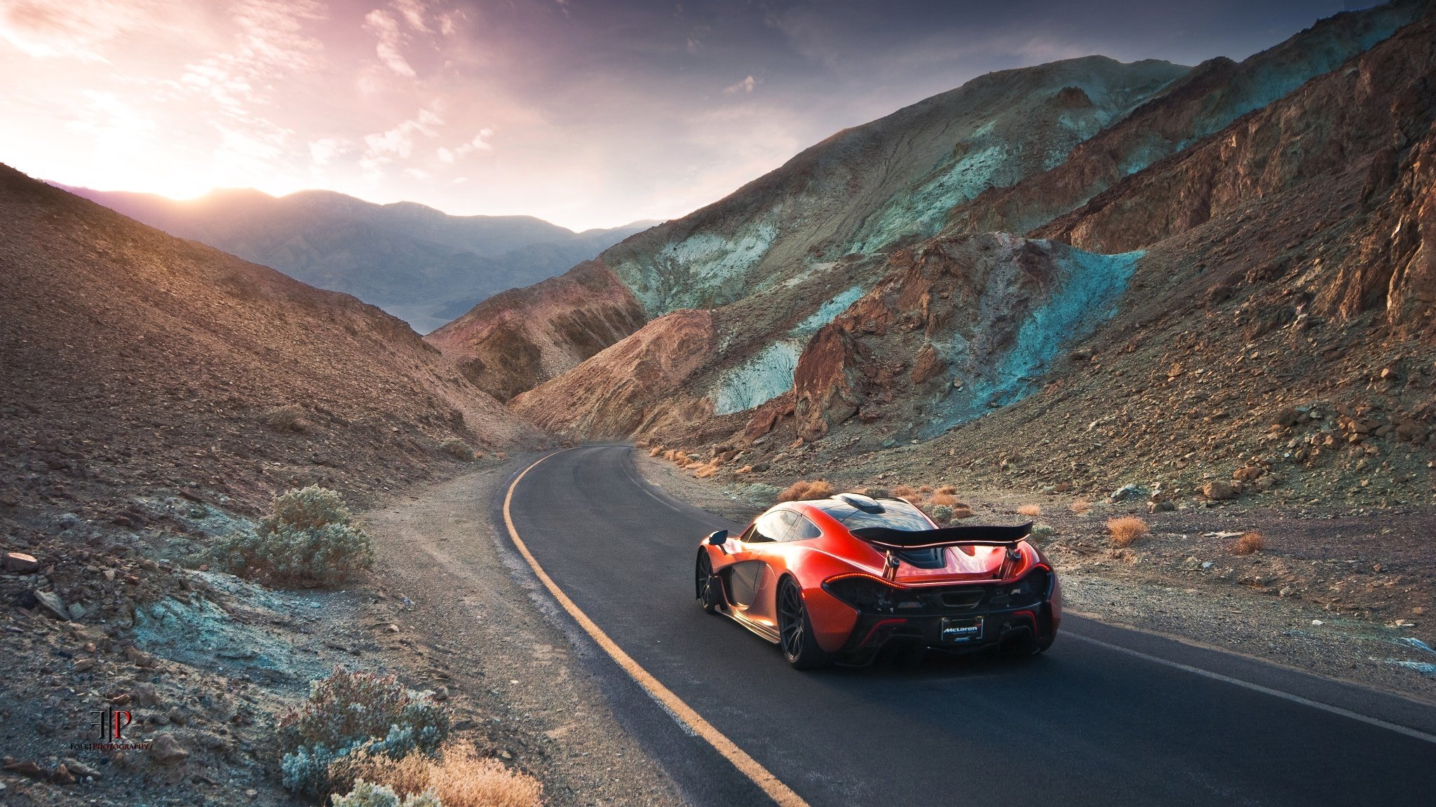 mclaren p1 exotique hypercar orange supercar volcan mort vallée sable arrière extra terrestre