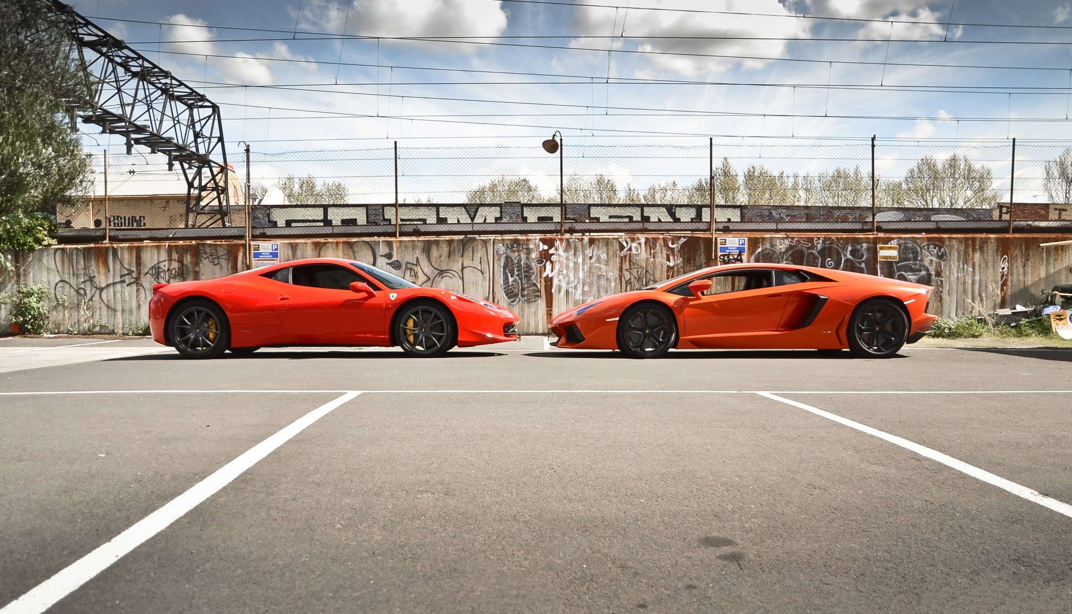 lamborghini aventador lp700-4 arancione ferrari 458 italia rosso faccia a faccia lamborghini aventador ferrari italia rosso profilo