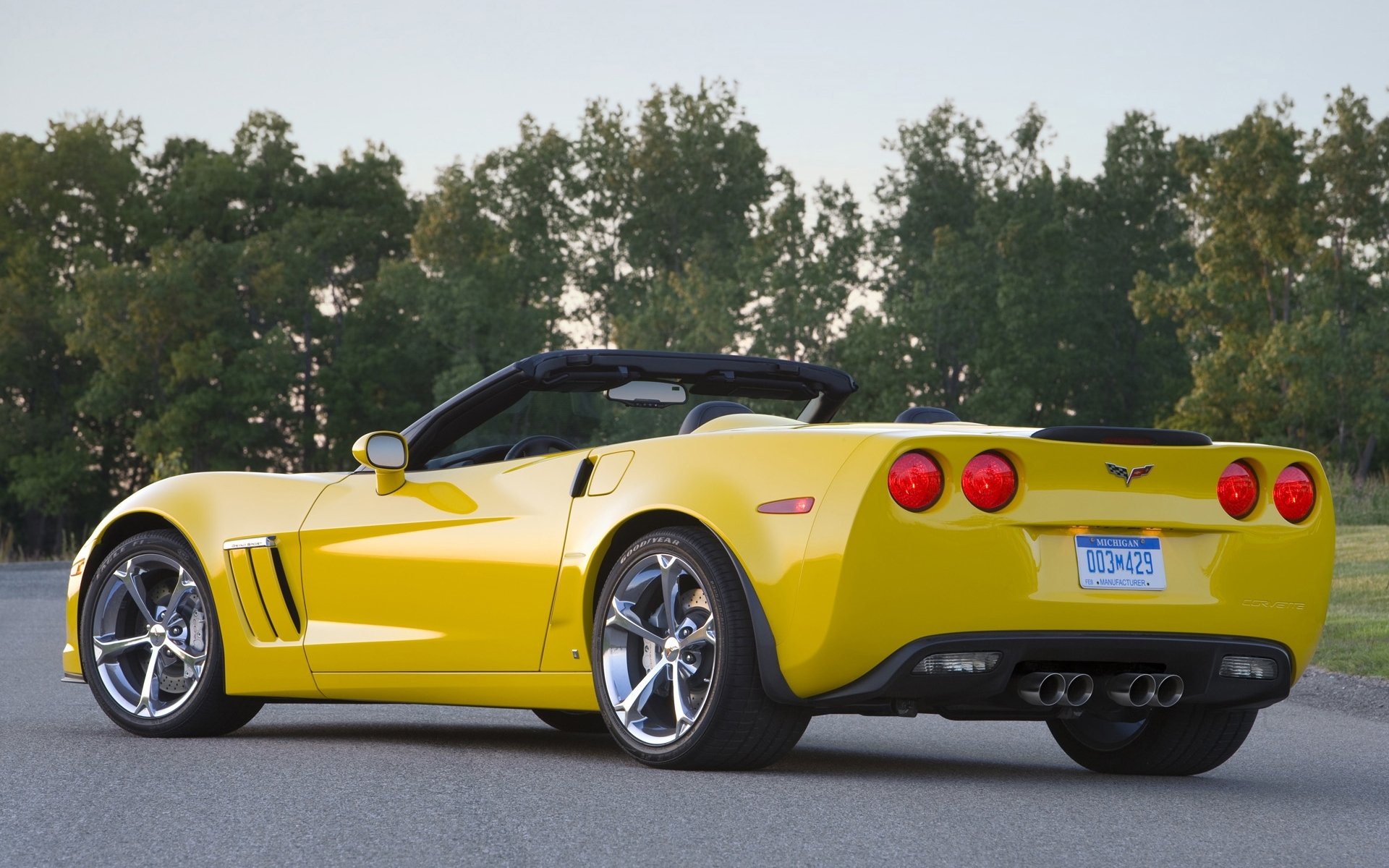 chevrolet corvette grand sport chevrolet convertibile supercar giallo vista posteriore strada alberi