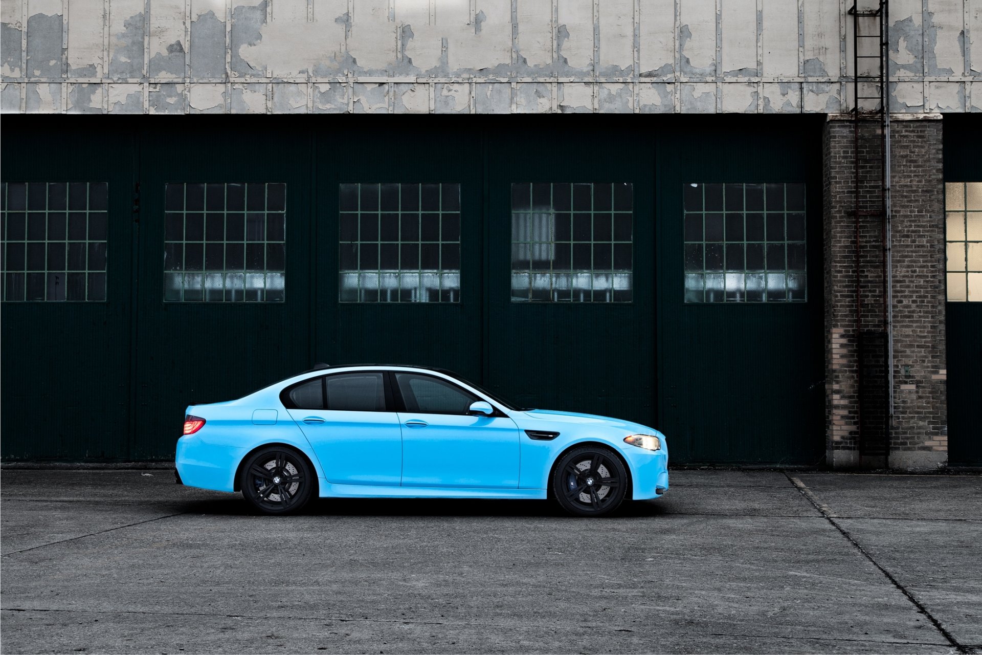 bmw f10 m5 5er räder olympisches blau tuning bmw boomer beamer blau seitlich