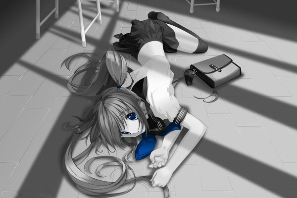 Anime girl en uniforme scolaire se trouve sur le sol
