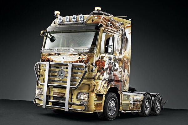 Il camion Mercedes-Benz d oro sta in carta da parati nera