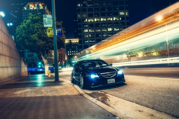 Nero honda accord in città di notte