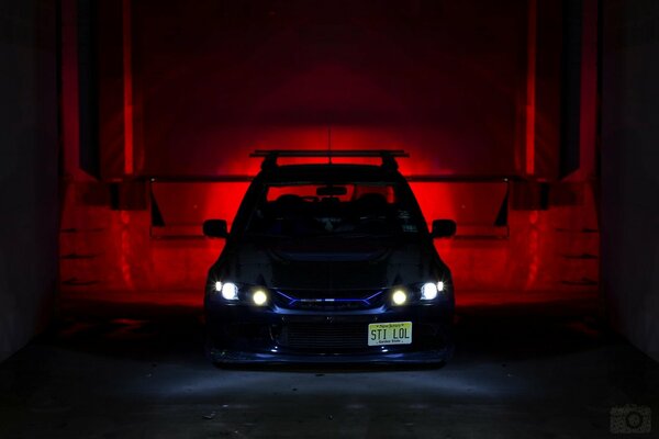 Blu Mitsubishi Lancer notte