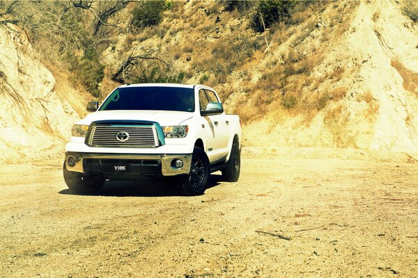 Un pick-up Toyota Toundra chic au milieu du désert