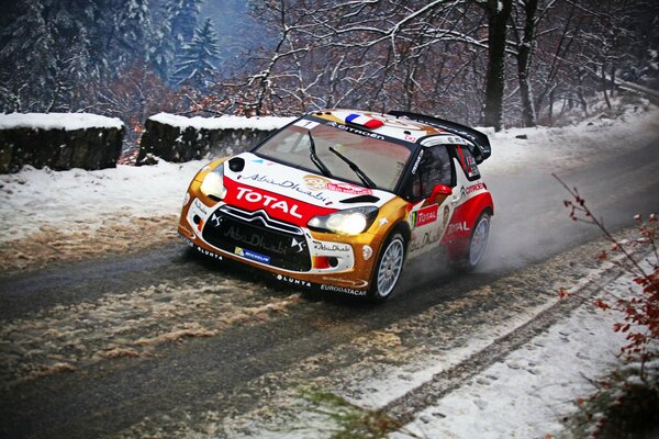 Voiture Citroën brillante sur la route d hiver