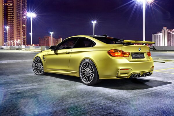 Voiture BMW Hamann en jaune métallique