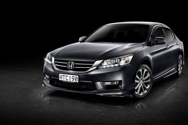 Accord Honda noir sur fond noir