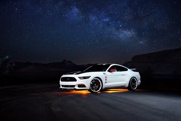 Ford Mustang in bunter Farbe vor dem Hintergrund des Sternenhimmels
