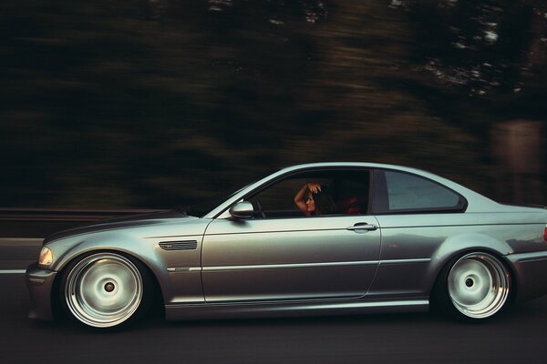 Elegante chica conduciendo un coche BMW elegante