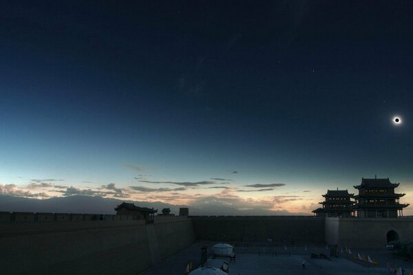 Sagome di case cinesi al tramonto