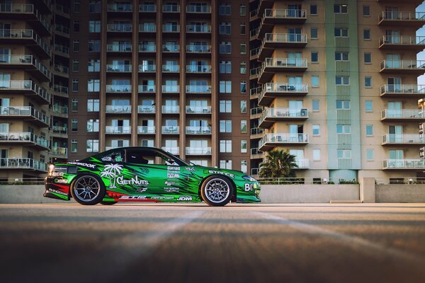 Voiture verte sur fond de bâtiments urbains