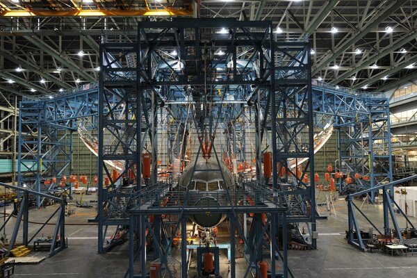 Montage eines Flugzeugs in einem Flugzeugbunker