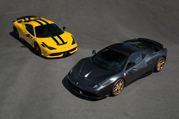 Dwa sportowe Ferrari. czarno-żółty