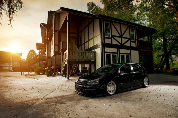 Volkswagen noir sur fond de maison de rêve