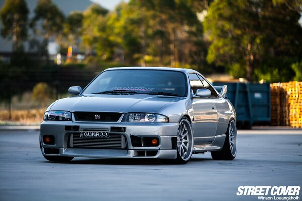 Hermosa foto del coche de color plateado