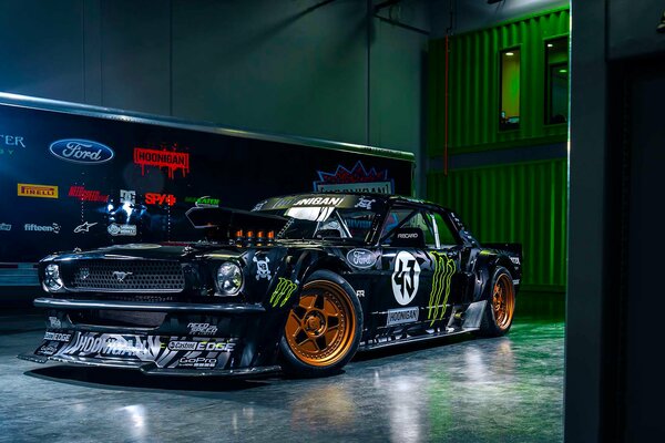 Elegante Ford Mustang Tuning de Monster