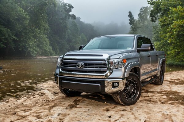 Toyota tundra en la orilla del río