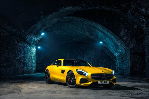 Mercedes giallo nel tunnel con luci accese