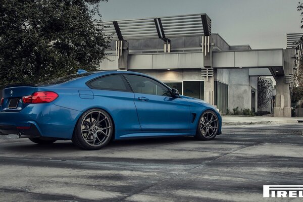 Niebieski samochód BMW . F32. Widok Z tyłu z boku
