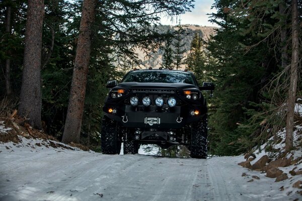 Une voiture tout-terrain Toyota devolro roule dans la Toundra