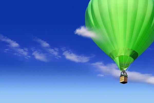 Ein Ballon fliegt in den Wolken