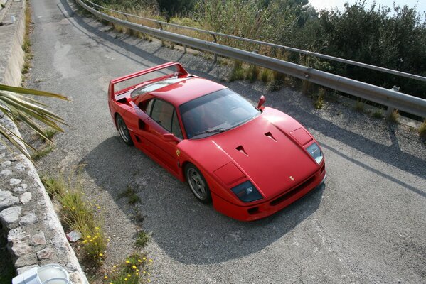 Voiture de sport rouge Ferrari sur la montée de la serpentine