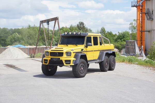 SUV Mercedes Benz amarillo 6x6