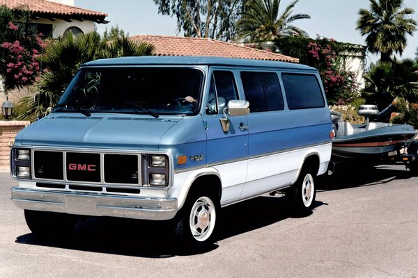 Une vieille camionnette rétro de 1985 dans une rue ensoleillée