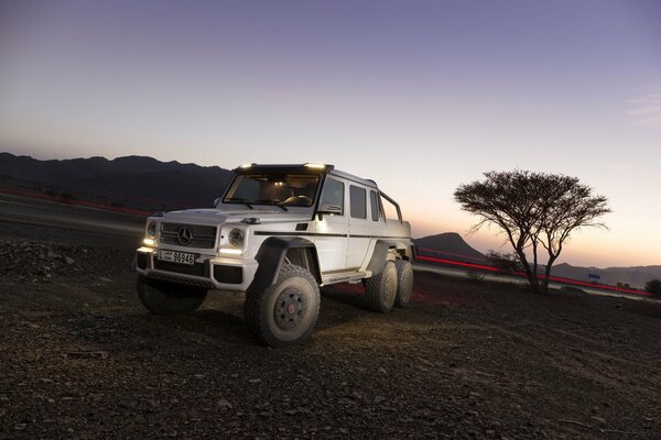 Mercedes Benz SUV in den Bergen bei Sonnenuntergang