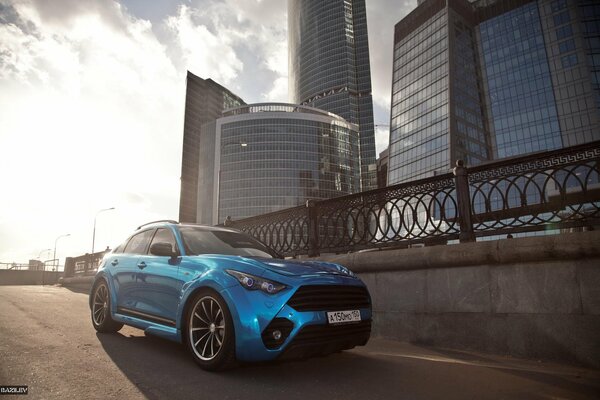 Coche azul infiniti fx50. El Fotógrafo Alex Bazylev