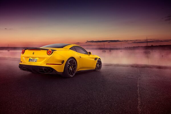 Ferrari au bord du lac brumeux de Californie