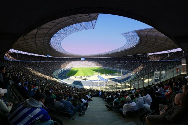 Vue depuis la tribune sur le terrain de football