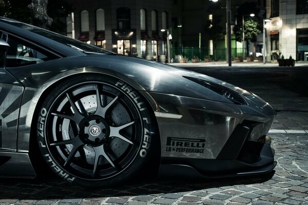 Lamborghini 2015 en la calle de la ciudad de la noche