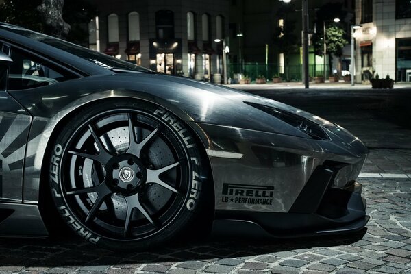 Lamborghini 2015 dans la rue de la ville de nuit