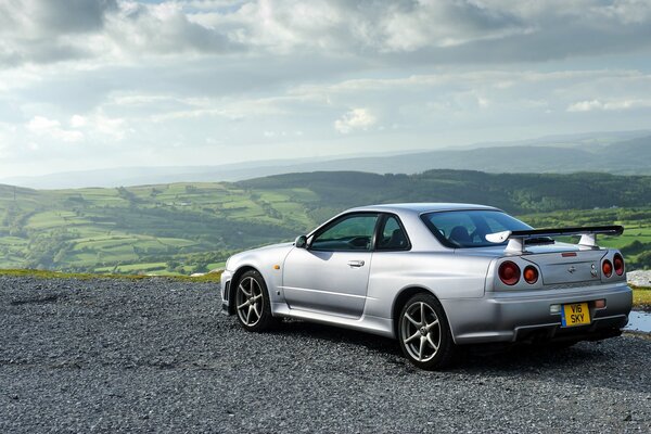 Voiture de sport Nissan Skyline gt-r à l horizon