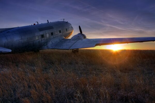 L avion se prépare à décoller sous le coucher du soleil