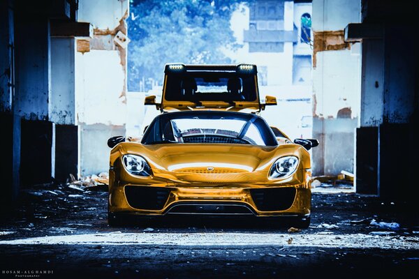 Goldener Porsche Spider und goldener Mercedes g-Klasse