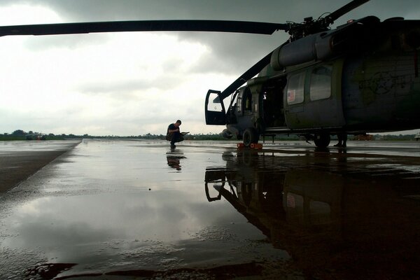 Grauer Hubschrauber hh- 60 vor dem Regen