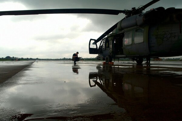 Hélicoptère gris HH-60 avant la pluie