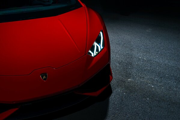 Lamborghini rojo sobre fondo oscuro