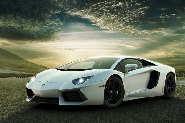 Lamborghini blanco en el fondo de un hermoso paisaje Celestial