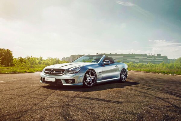 Mercedes-benz d argent sous un ciel ensoleillé