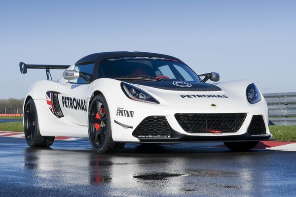 Niezwykły samochód lotus z silnikiem v6